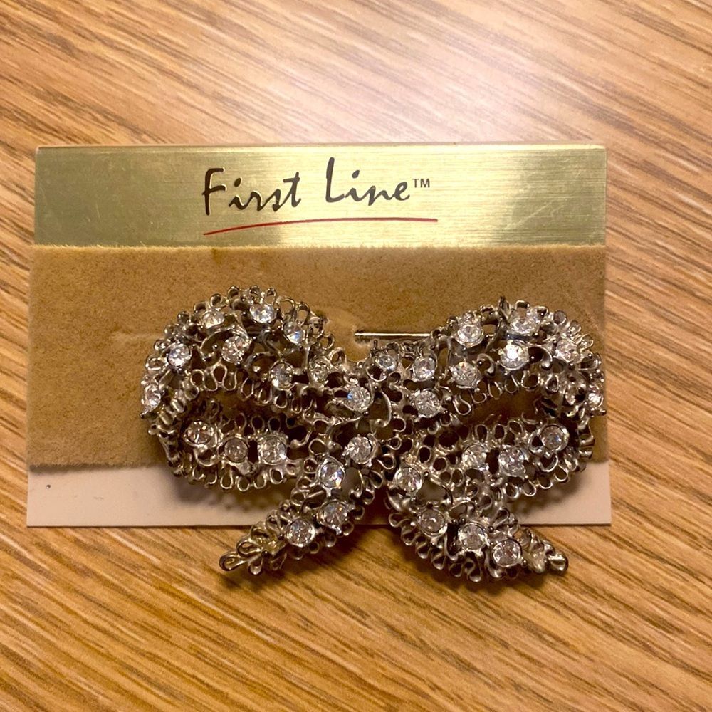 Vintage brooches| vintage gunmetal large crystal rhinestone bow pin brooch